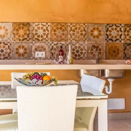 Sleeps 8 With Pool And Air Con Pollença