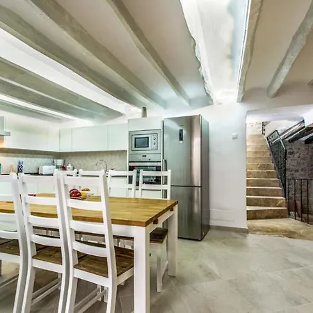 Sleeps 8 With Pool And Air Con Villa Pollença