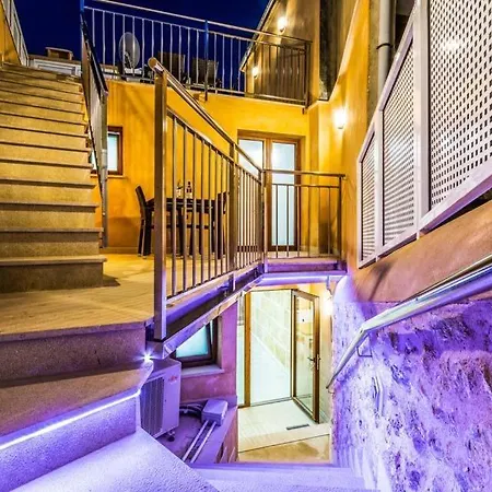 Sleeps 8 With Pool And Air Con
