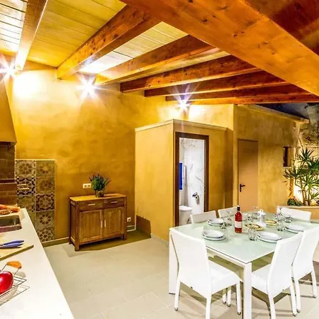 Sleeps 8 With Pool And Air Con * Pollença