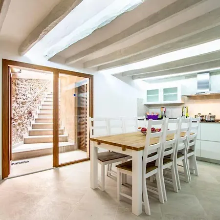 Sleeps 8 With Pool And Air Con